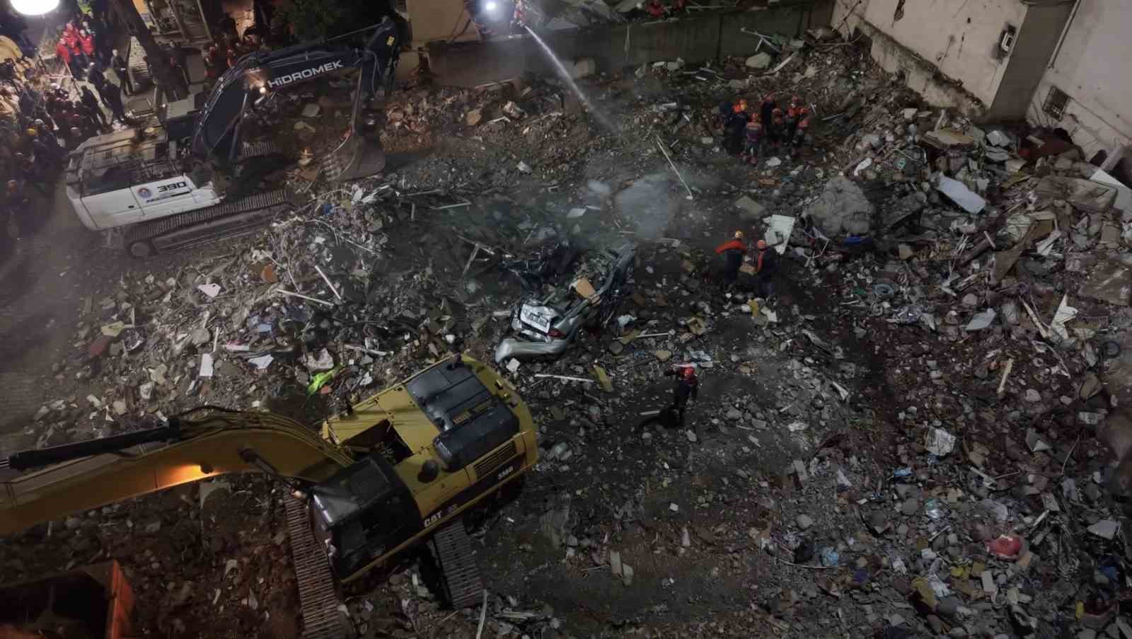 Maltepe’de enkaz altında kalan araç havadan görüntülendi
