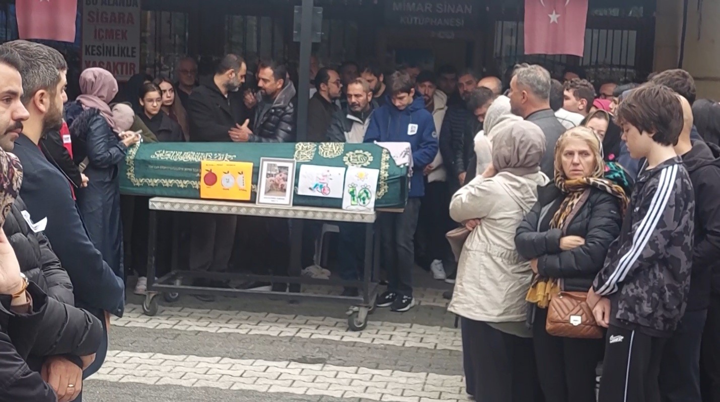 Maltepe’de yıkılan binada hayatını kaybeden 5 yaşındaki Gülce son yolculuğuna uğurlandı
