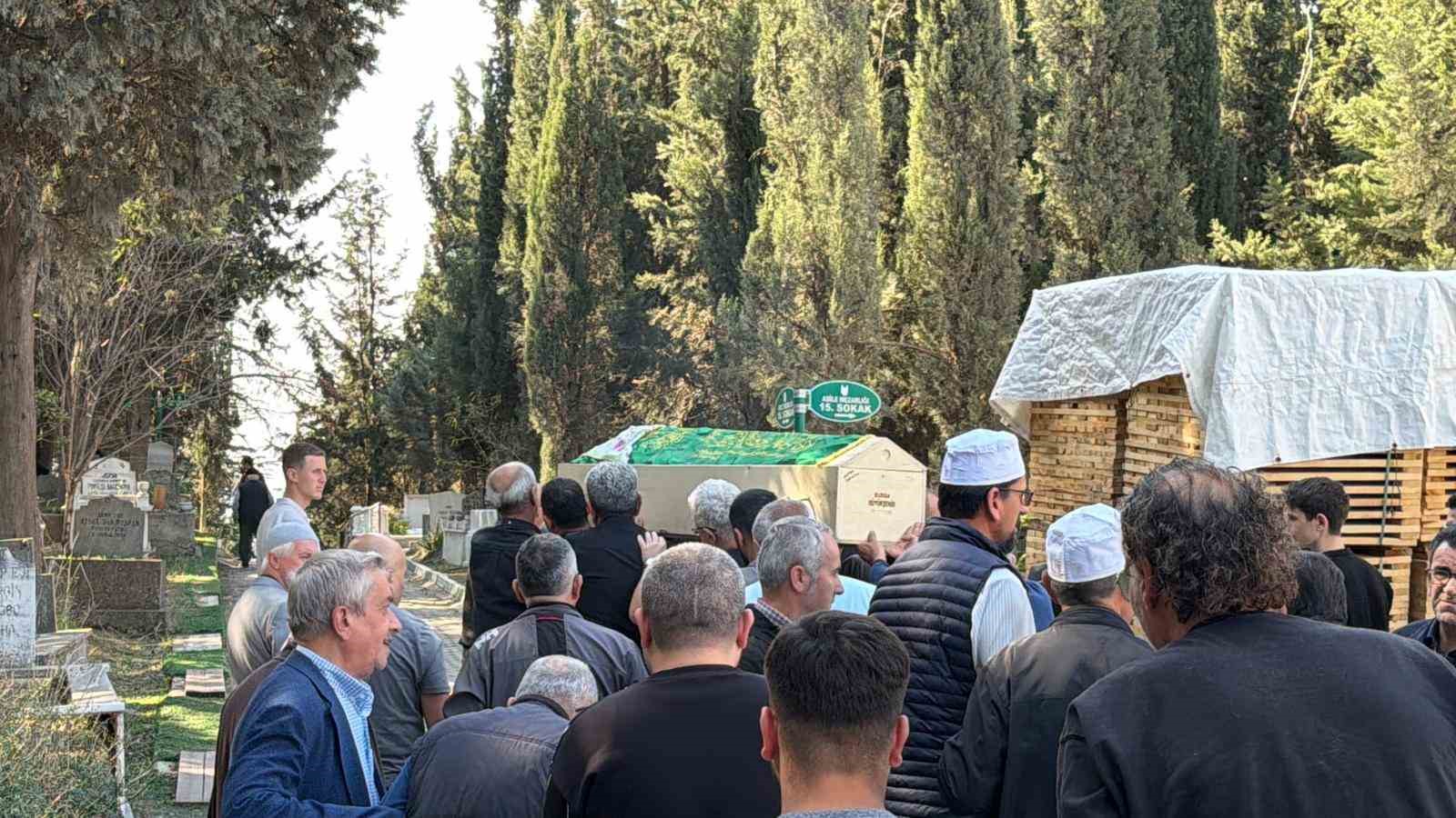 Manisa’daki feci kazada hayatını kaybeden 10 kişi son yolculuğuna uğurlandı
