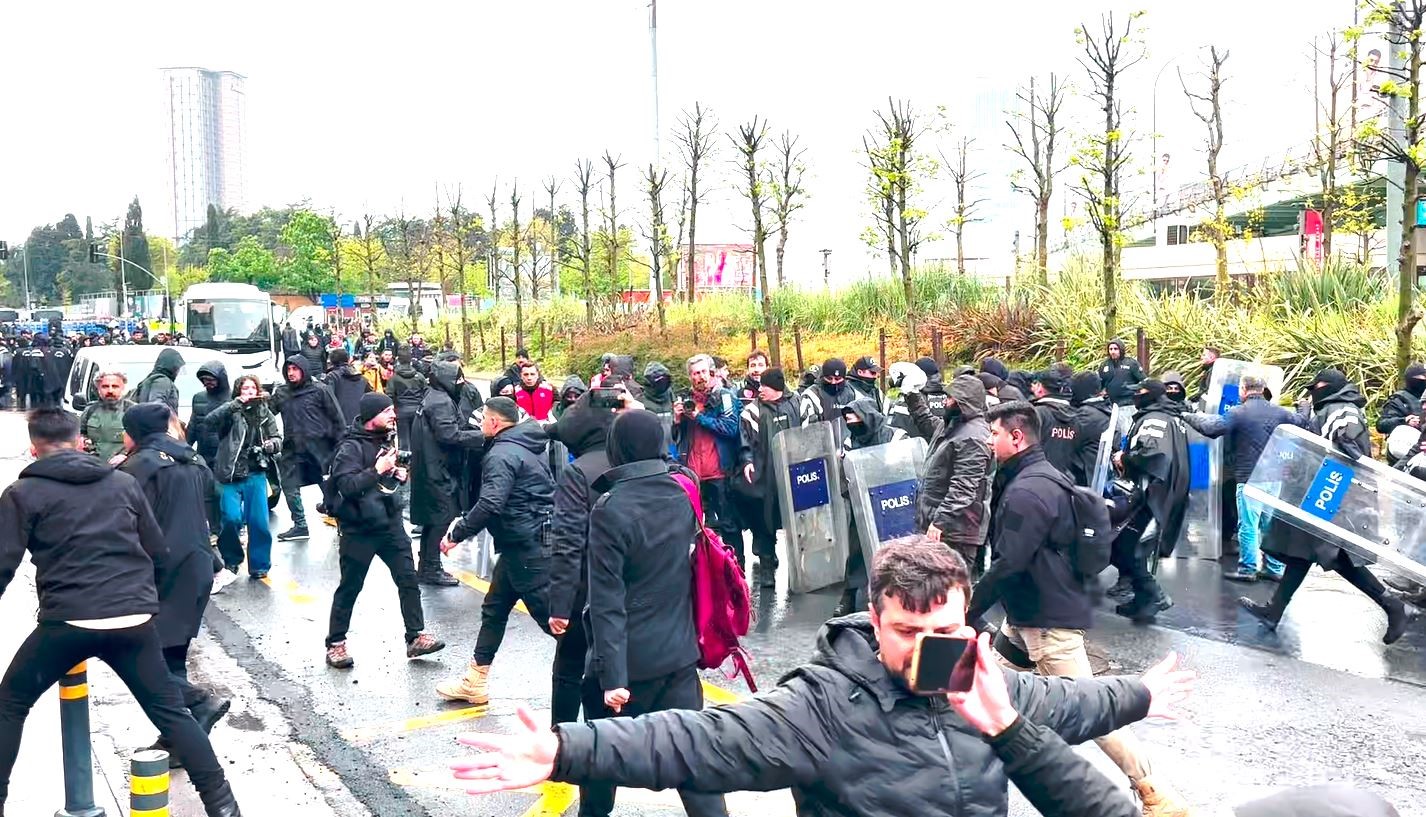 Mecidiyeköy’de izinsiz yürüyüşe polisten müdahale

