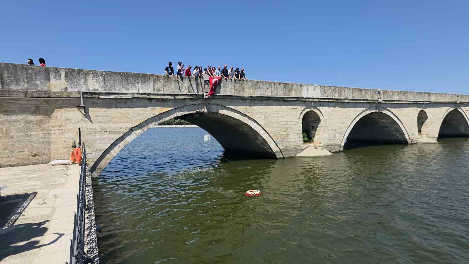 Meriç Nehri’ne bırakılan çiçeklerle Porajmos kurbanları anıldı
