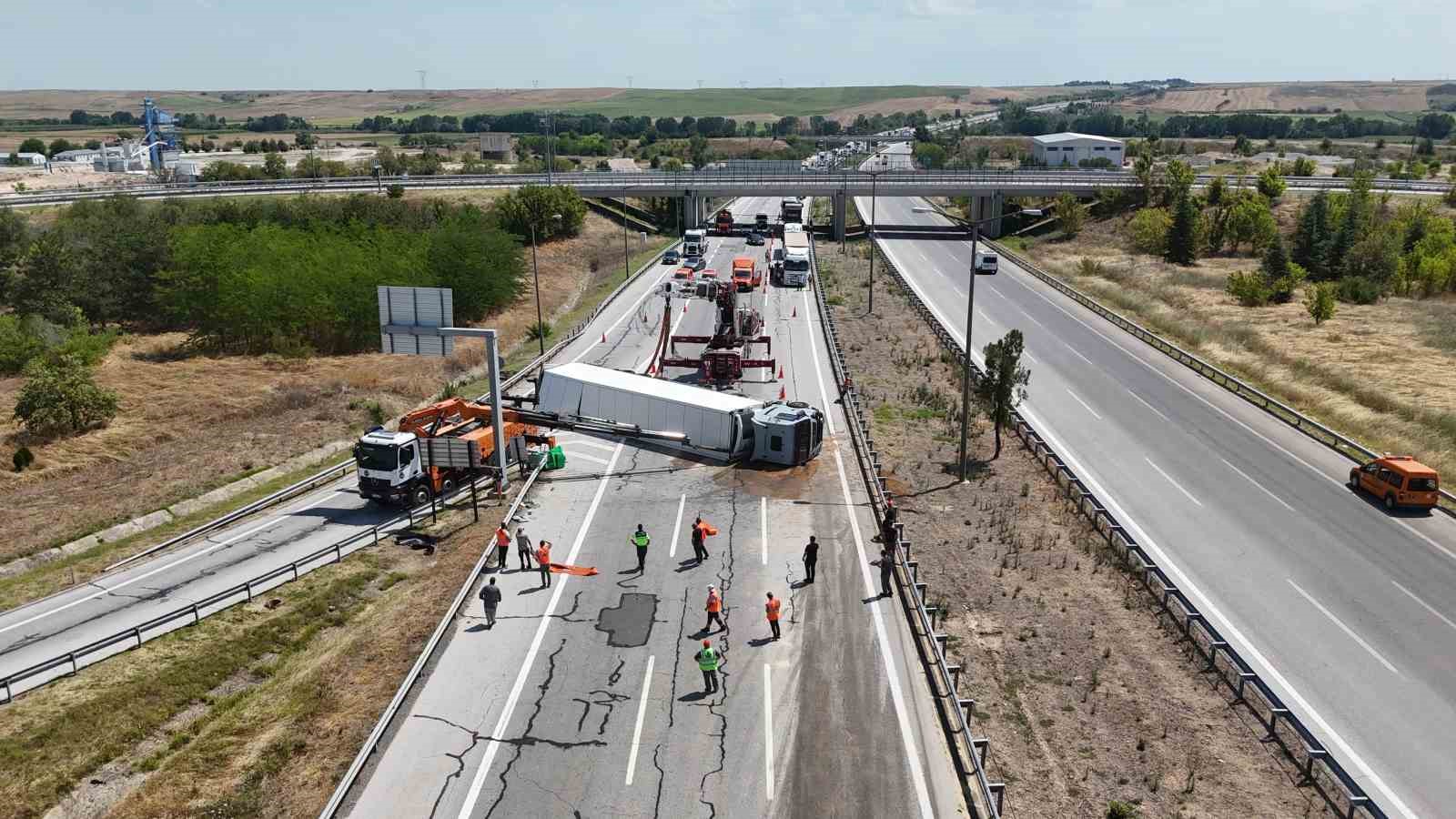 Meyve yüklü tır devrildi, Avrupa Otoyolu saatlerce ulaşıma kapandı
