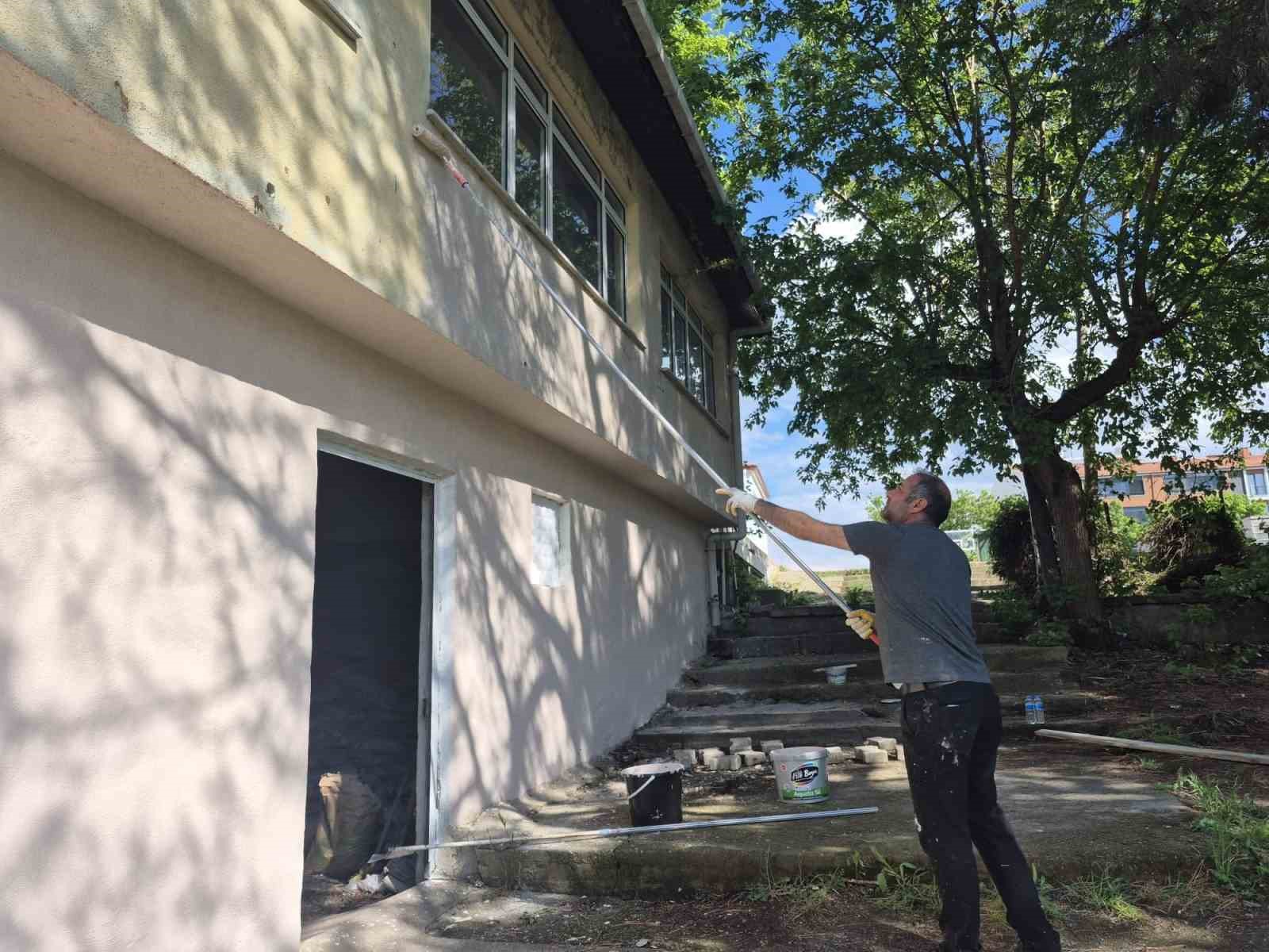 Milli Eğitim Şube Müdürü Yıldırım, okulun boya ve tadilatını kendi elleriyle yaptı
