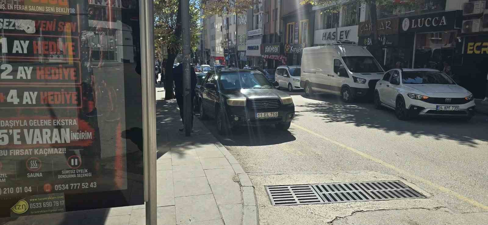 Minibüs durağına park eden duyarsız sürücü tepkilere neden oldu
