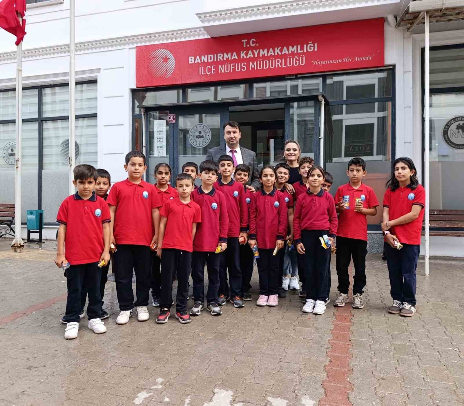 Minik öğrencilerden emniyet ve nüfus müdürlüğüne eğitim gezisi
