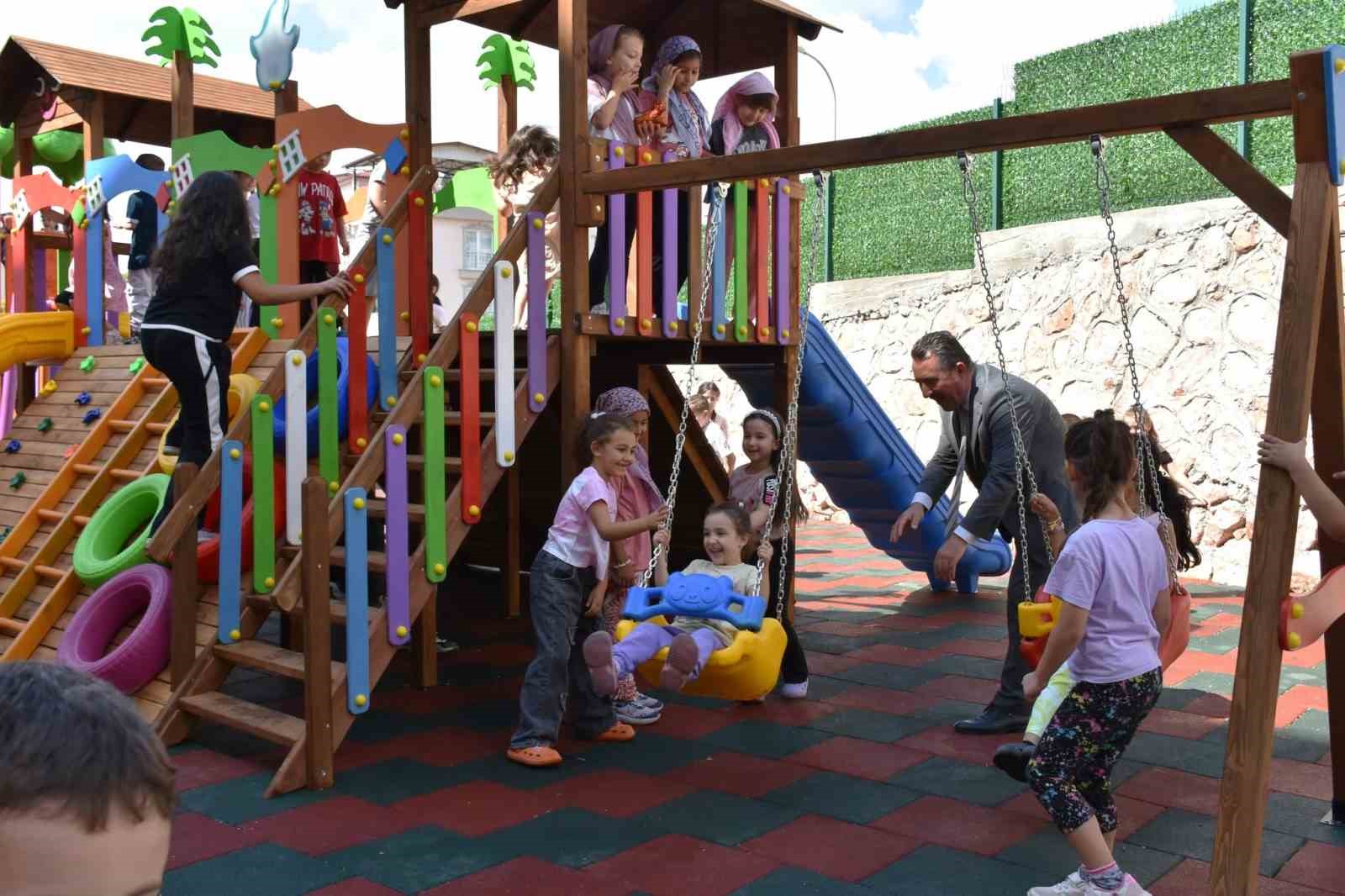 Miniklerin yüzü yenilenen oyun parkıyla güldü
