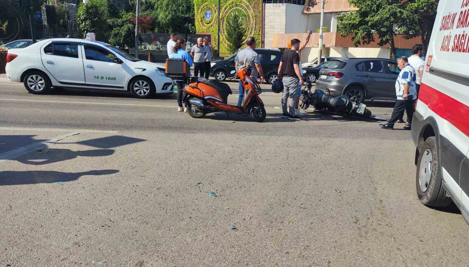Motosiklet ambulansa çarptı: 1 yaralı
