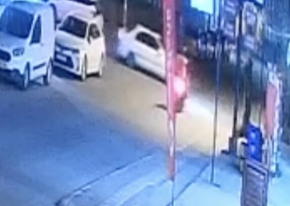 Motosiklet ile otomobilin çarpışması kameraya yansıdı

