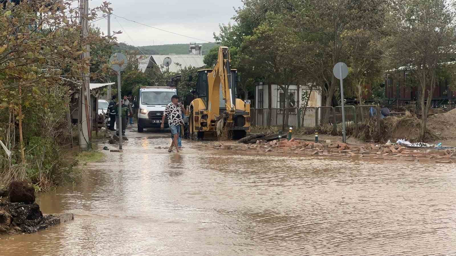 Mudanya’da sağanak sonrası göle döndü
