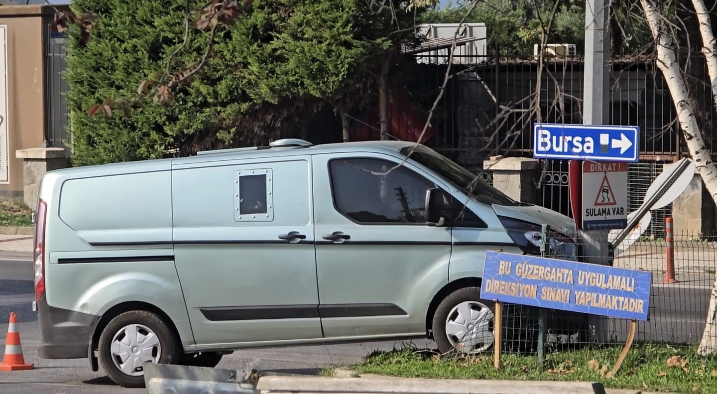 Mudanya’da zırhlı banka aracı elektrik direğine çarptı
