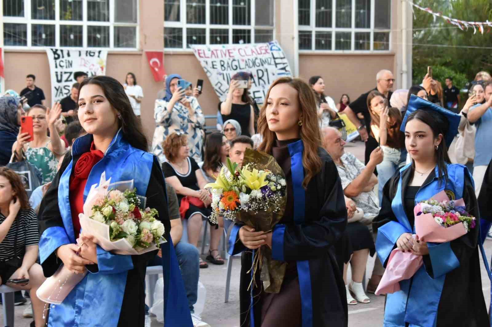 Muharrem Hasbi Anadolu Lisesi’nde mezuniyet sevinci
