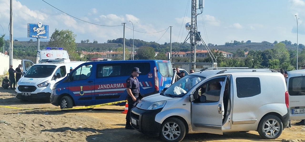 Muhtar aracında başından vurulmuş halde ölü bulundu
