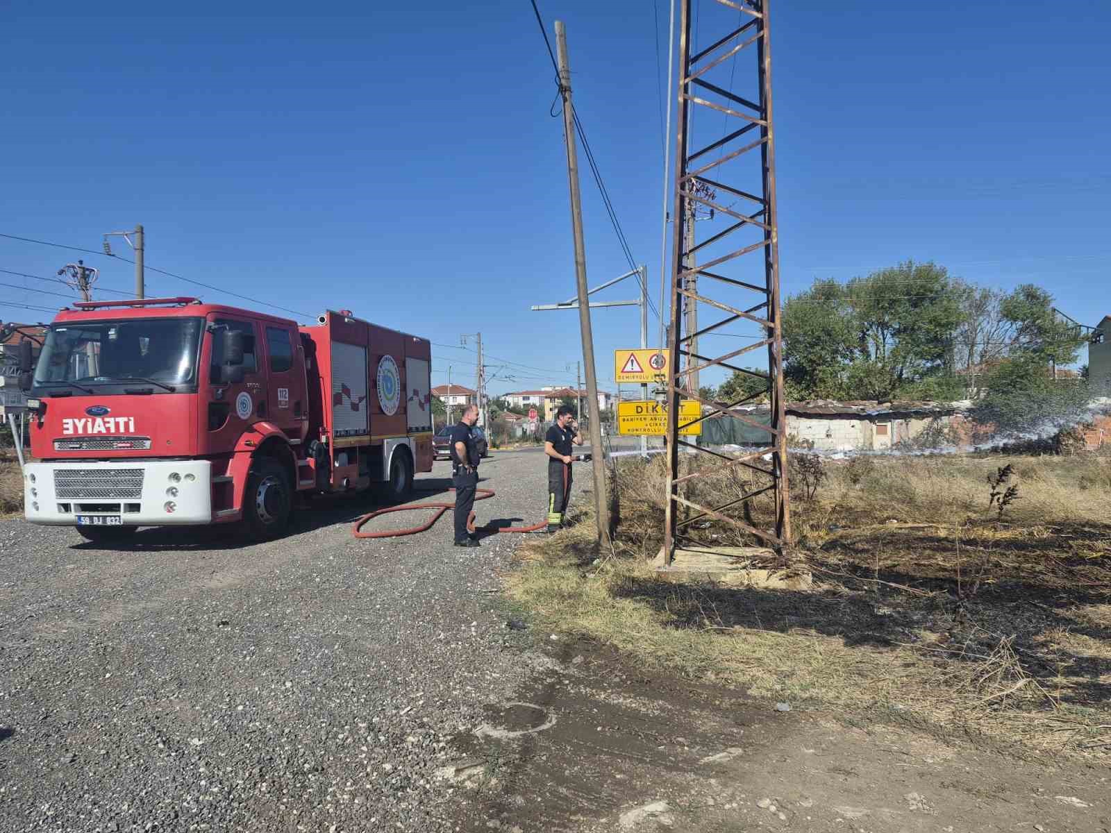 Muratlı’da arsa yangını itfaiye büyümeden söndürdü

