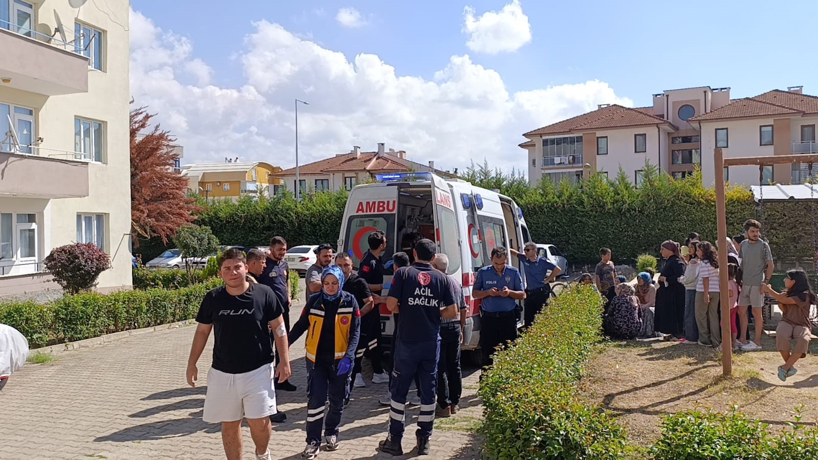 Mutfaktan çıkan yangında 4 kişi dumandan etkilendi
