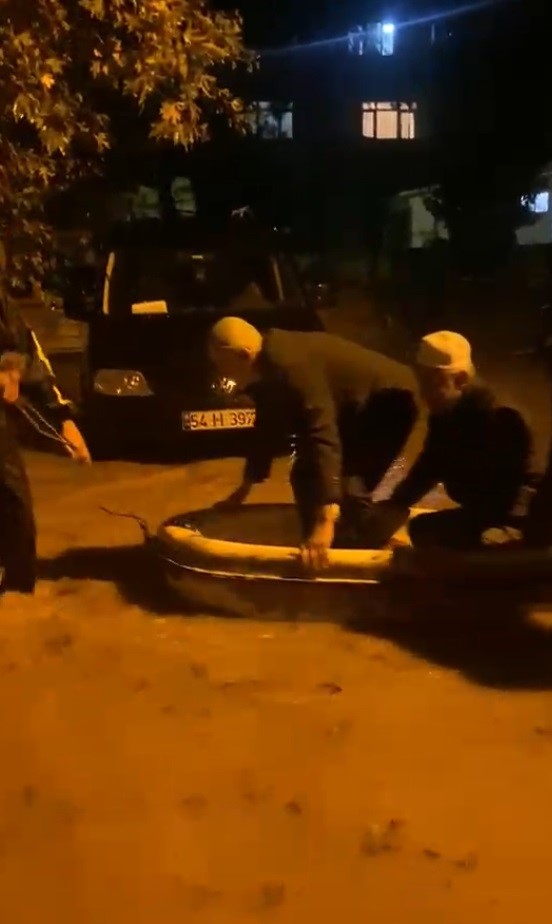 Namaz sonrası camide mahsur kalan imam ve cemaat botla taşındı
