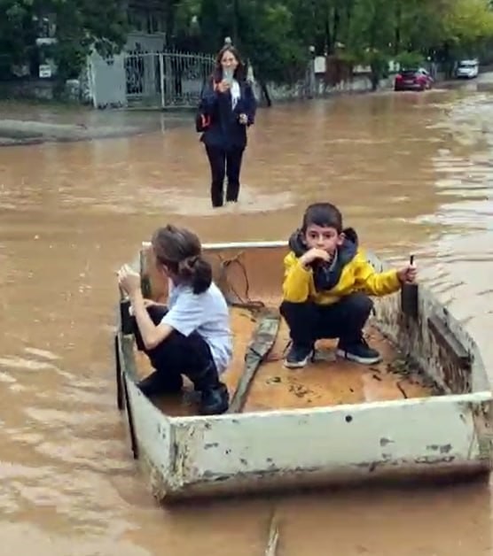 Nehir taşınca mahalle Venedik’e döndü
