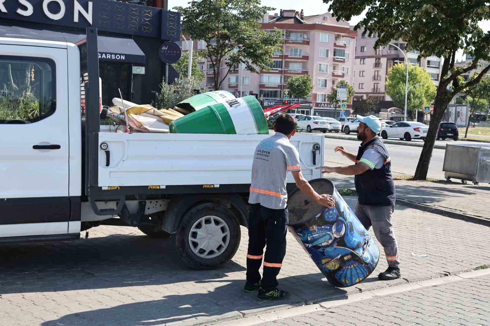 Nilüfer’de kaldırımlar temizlendi
