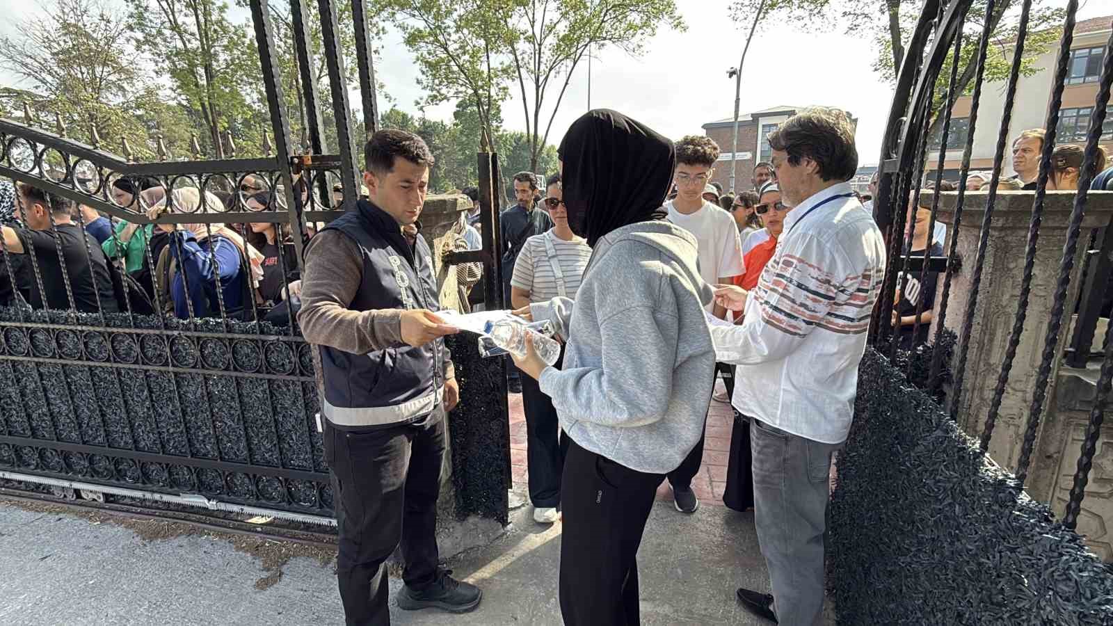 Öğrenciler sıralarda, veliler ise okulun çevresinde ter dökmeye başladı

