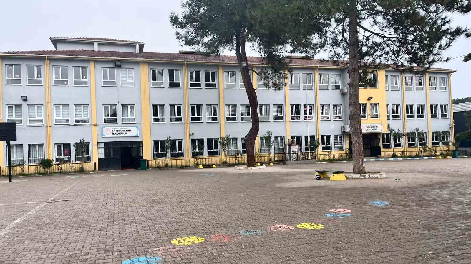 Öğrencilerin kavgasını ayıran hizmetli darbedildi, öğretmen baygınlık geçirdi
