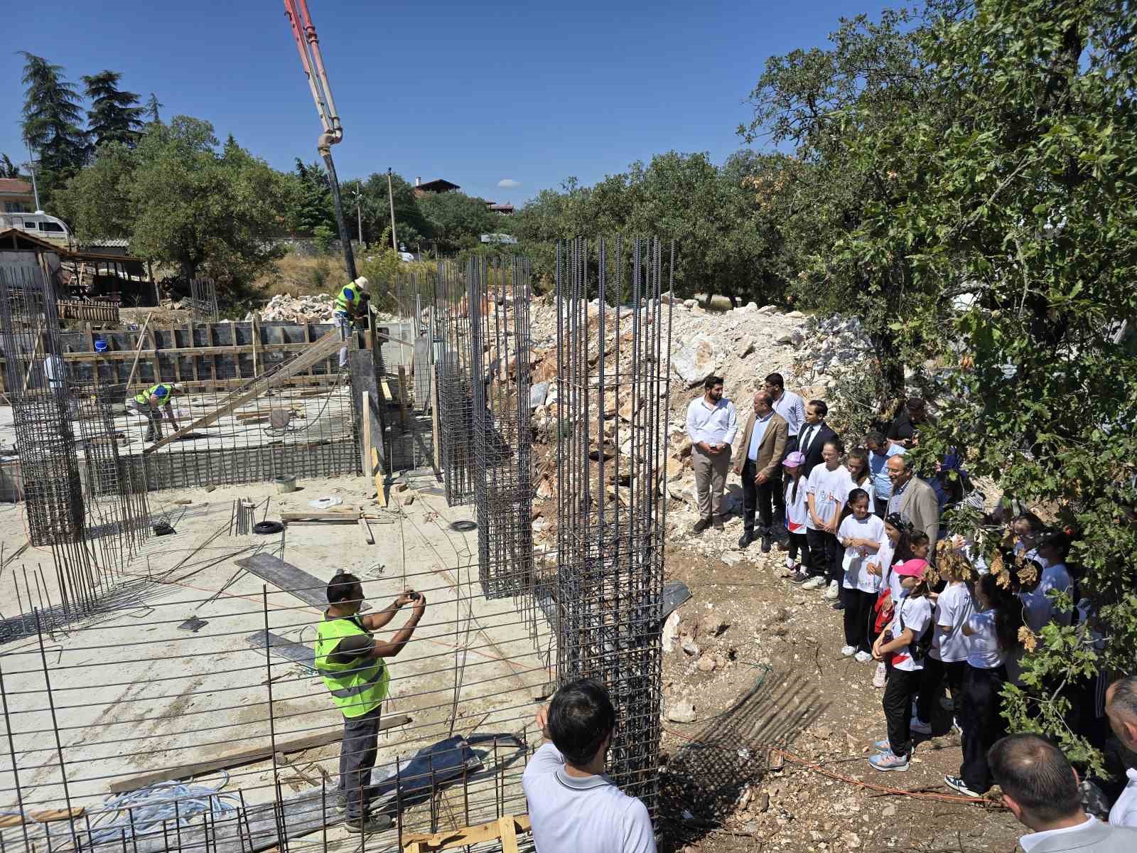 Orhaneli’de yarı olimpik yüzme havuzu temeli atıldı
