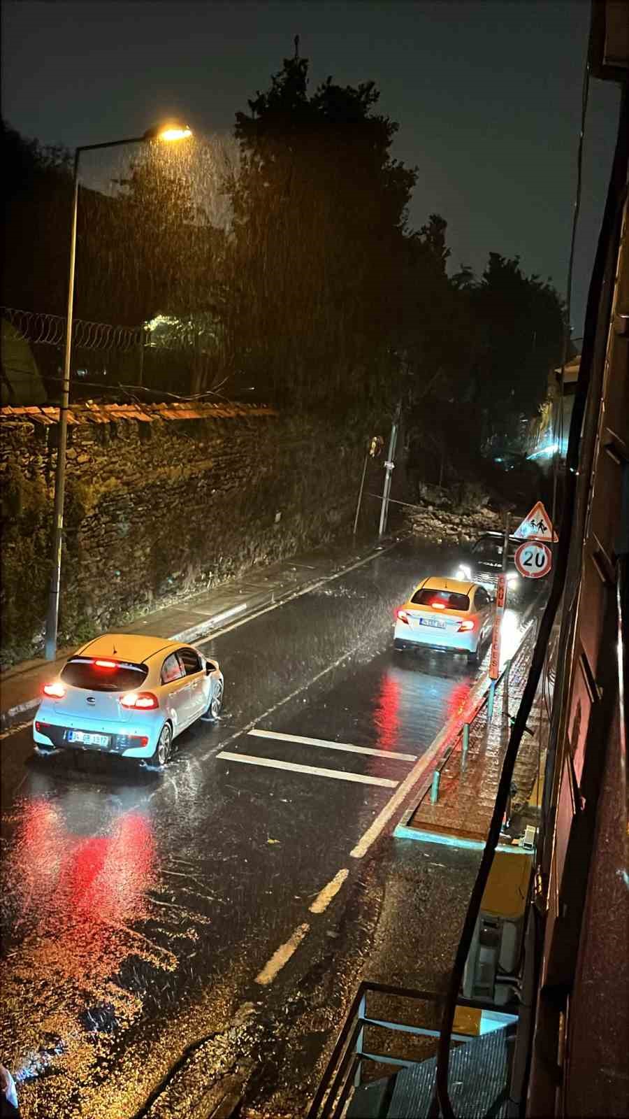 Ortaköy’de şiddetli yağış nedeniyle istinat duvarı çöktü
