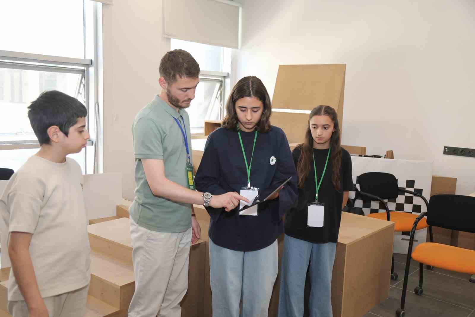 Ortaokul ve lise öğrencileri BTÜ’de robotlarla tanıştı
