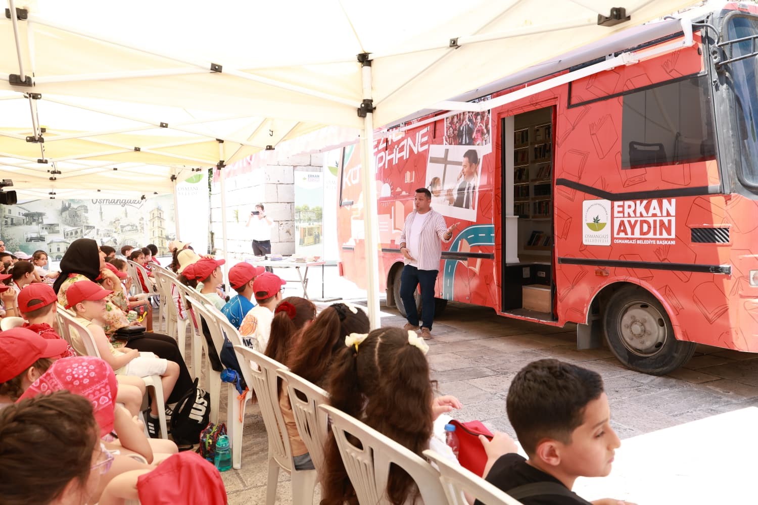 Osmangazi Belediyesi çocuklara kitap ve tarih sevgisi aşılıyor
