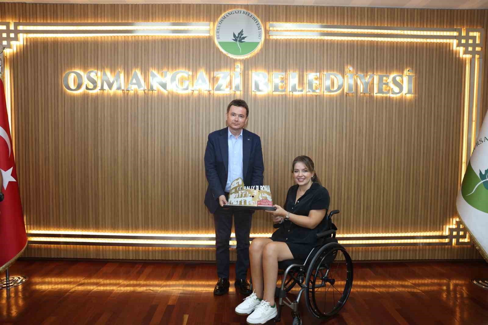 Osmangazi’nin başarılı pilotu kupayı başkan Aydın’la paylaştı
