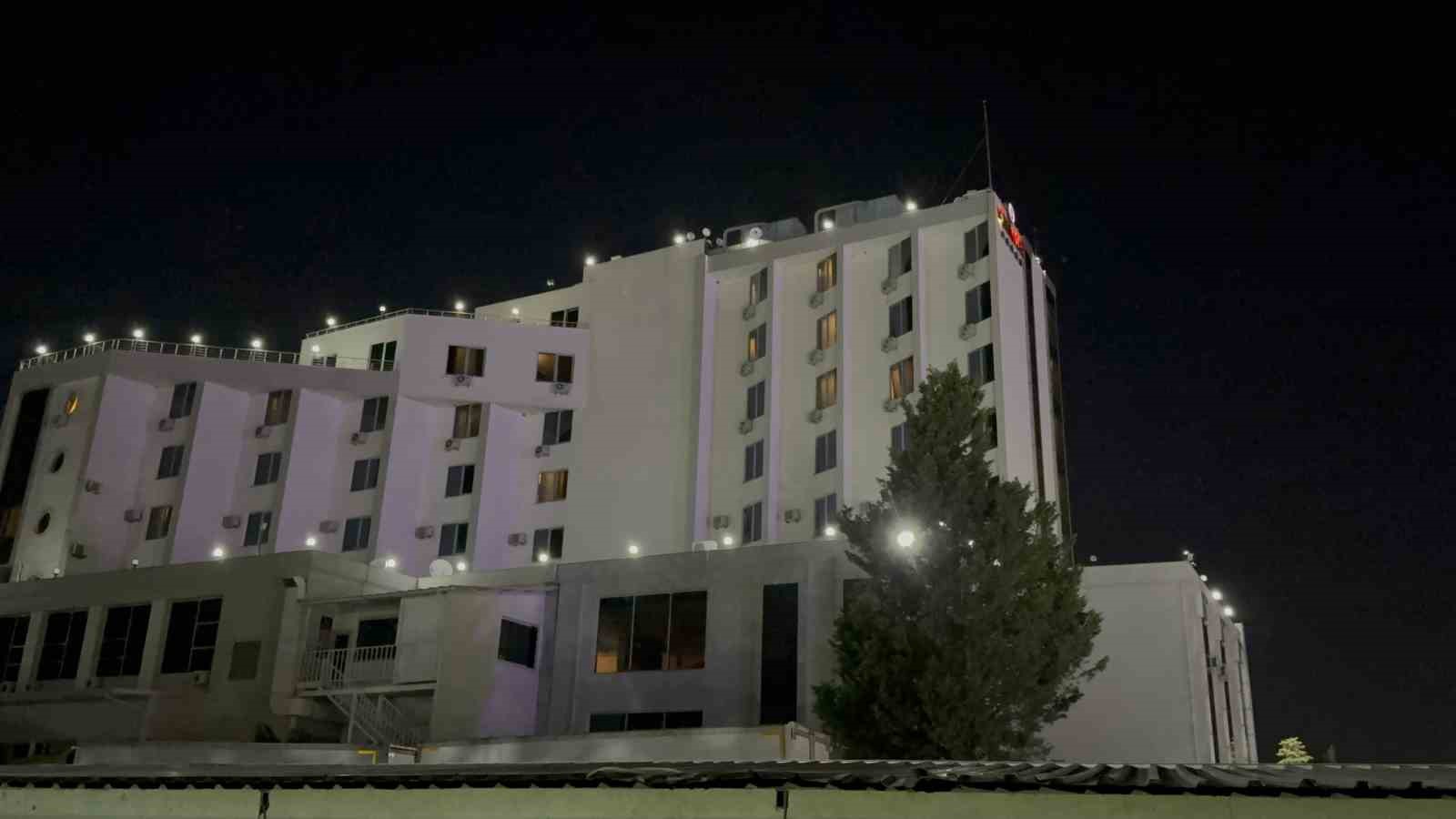 Otelin bahçesinde park halindeki karavan alev alev yandı
