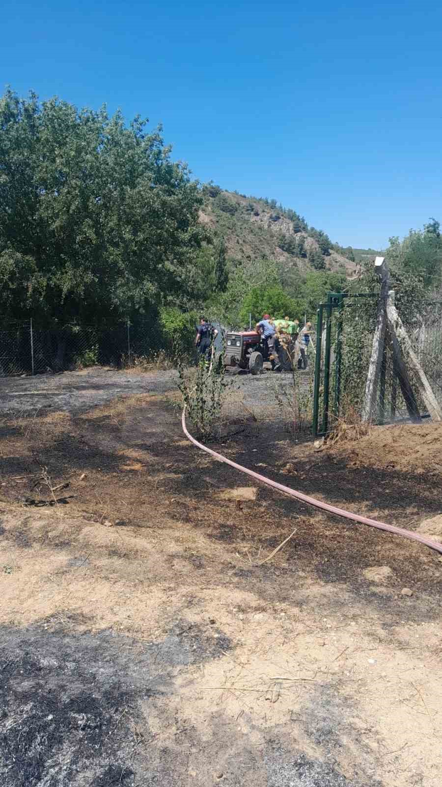 Otluk alandaki yangın ormana sıçramadan söndürüldü
