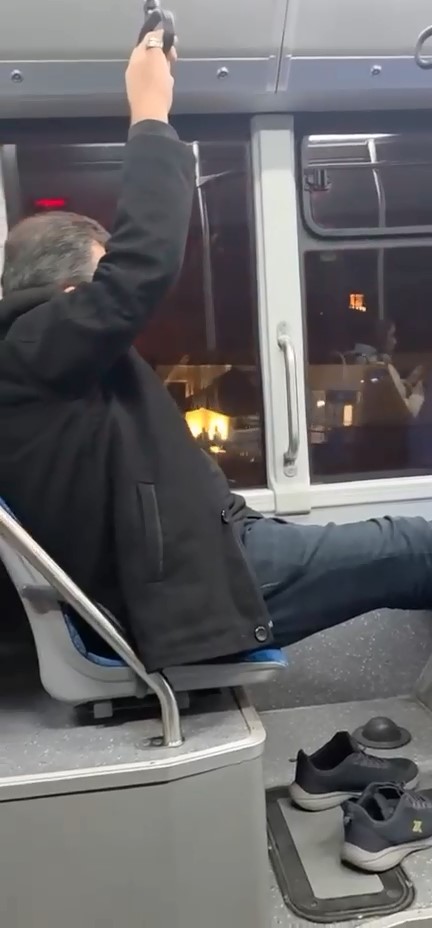 Otobüste ayakkabılarını çıkarıp seyahat etti, rahatlığı pes dedirtti
