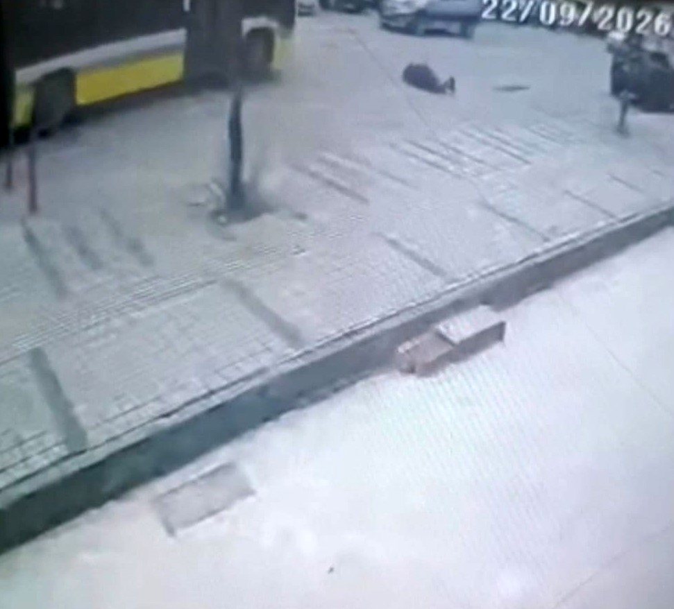 Otobüsün çarpmasıyla ağır yaralanan kadın, hayat mücadelesini kaybetti
