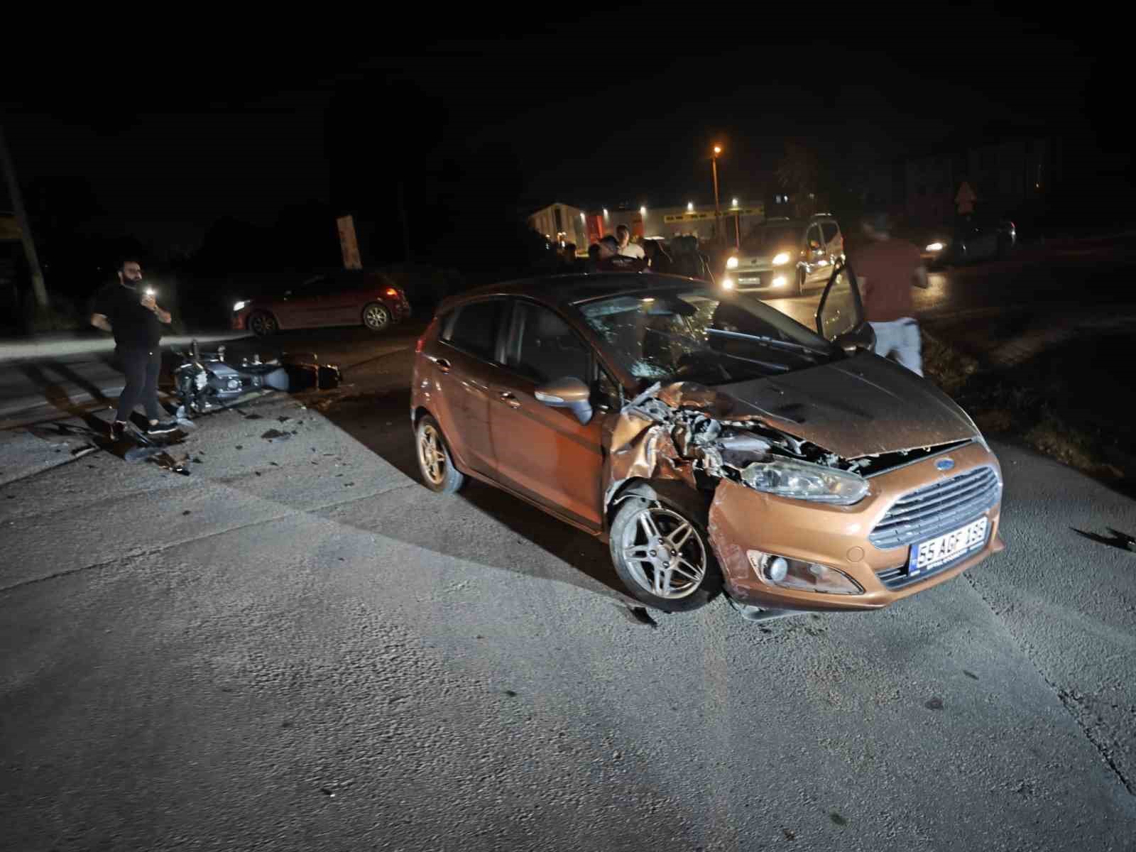Otomobil ile çarpışan motosiklet sürücüsü ağır yaralandı... Kaza anı kamerada
