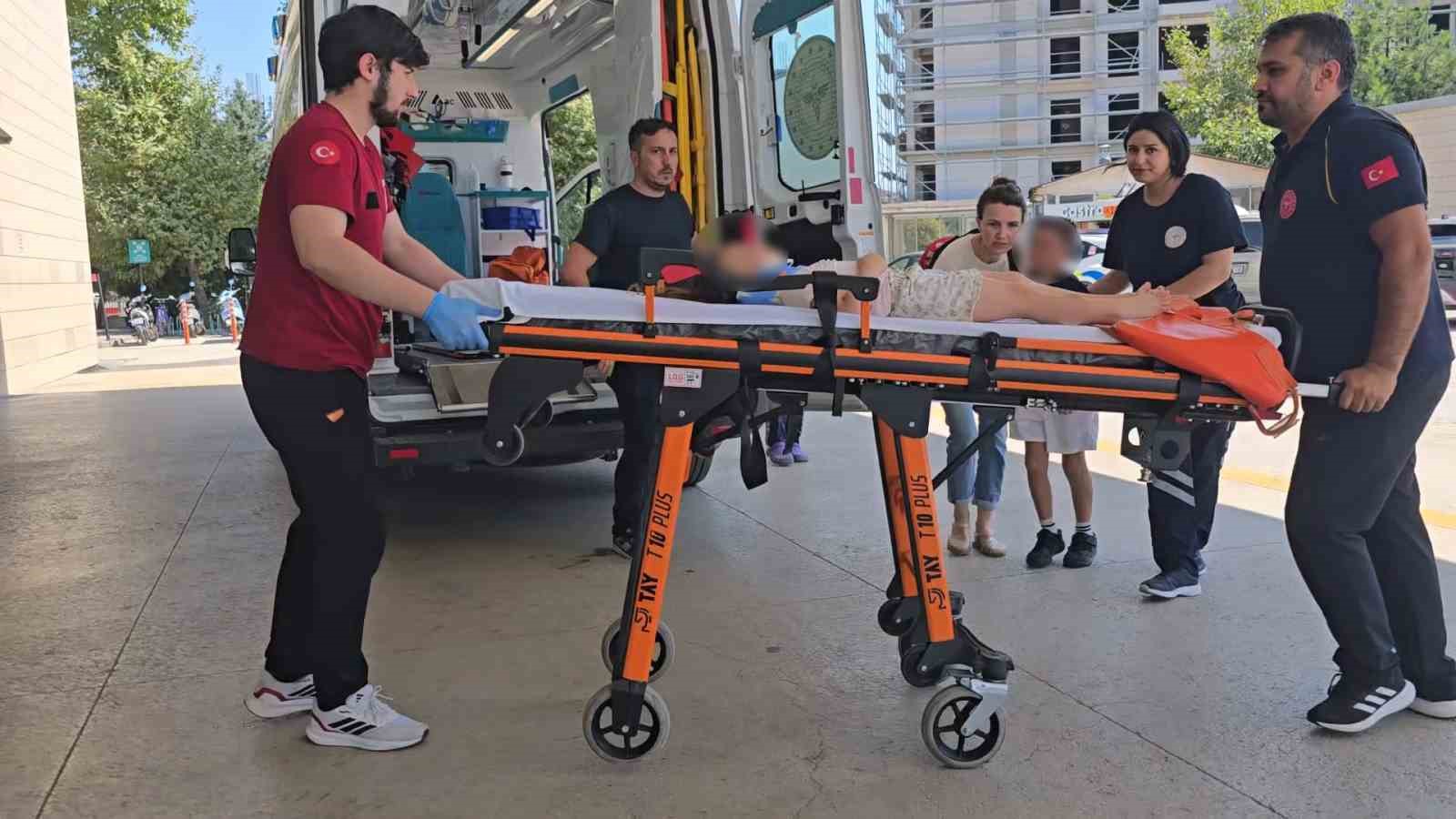 Otomobil motosikletle çarpıştı: 2’si çocuk 3 yaralı
