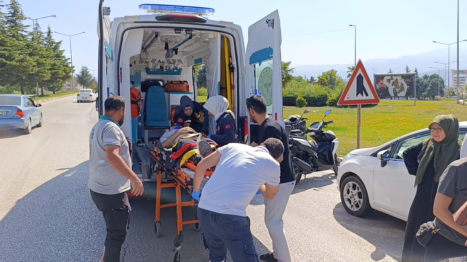 Otomobile çarpan motosiklet sürücüsü ağır yaralandı
