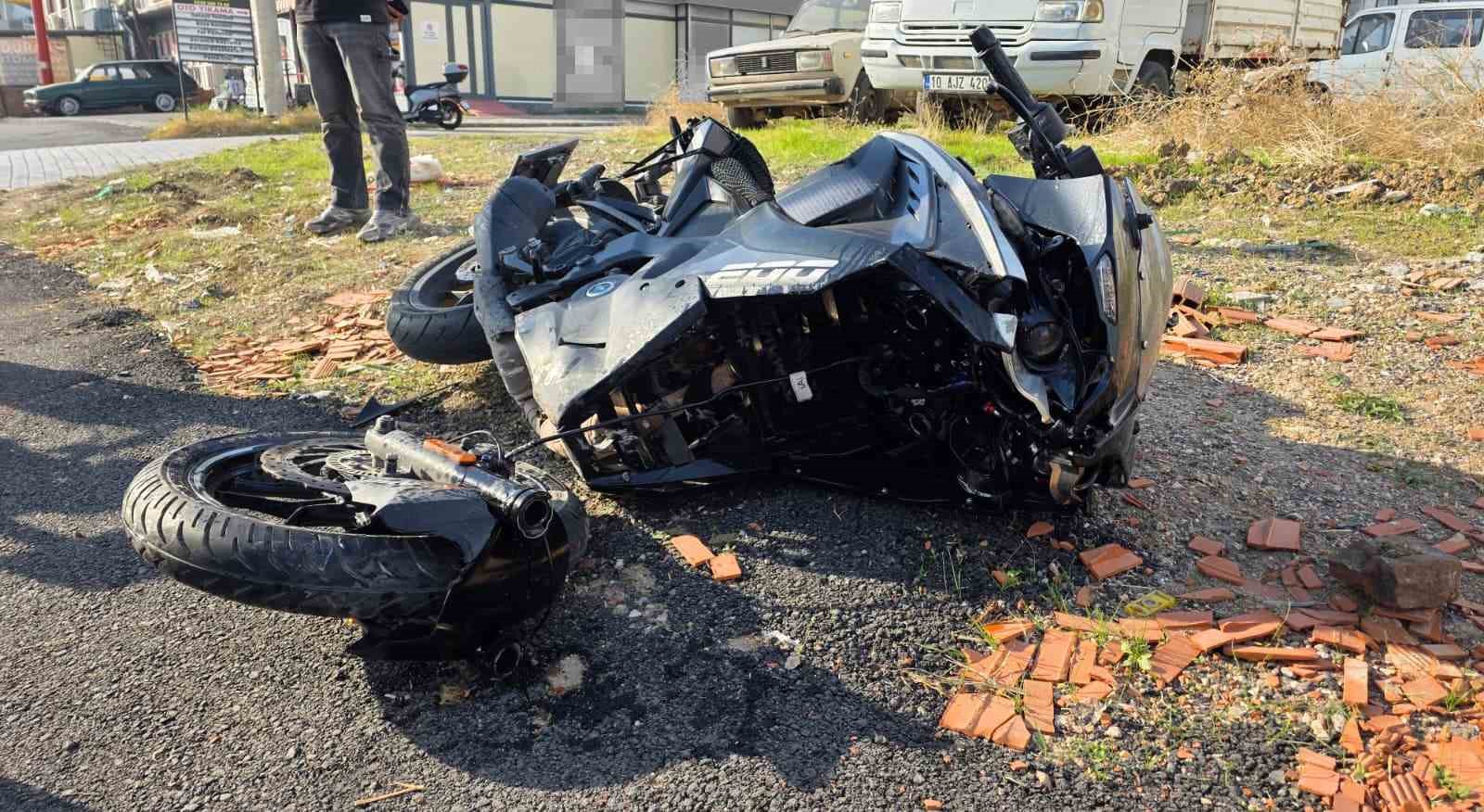 Otomobille çarpışan motosiklet sürücüsü havaya uçtu: Trafik kazası kamerada

