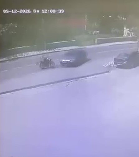 Otomobille çarpışan motosikletlinin kaza anı kameraya yansıdı
