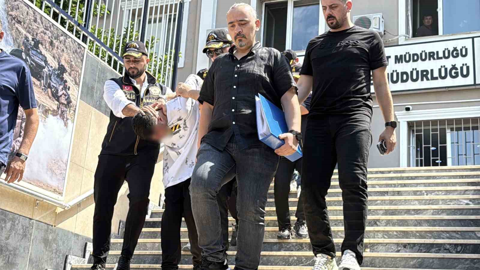 Pendik’te silahlı saldırıya uğrayan iş adamı hayatını kaybetti: Saldırı anı kamerada
