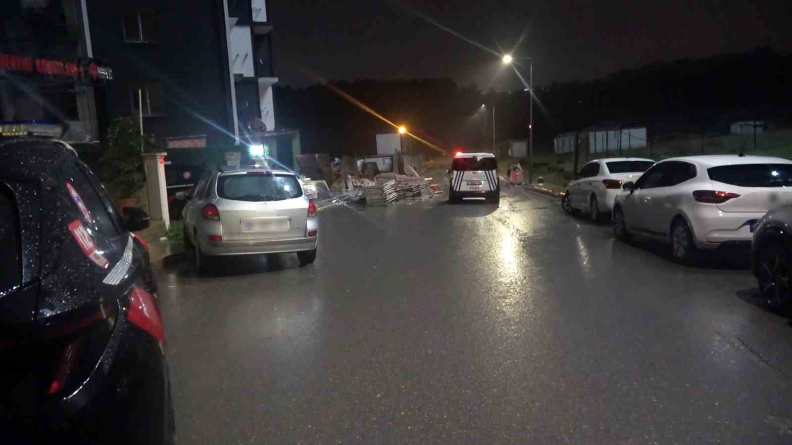 Pendik’te toprak kayması nedeniyle bina boşaltıldı

