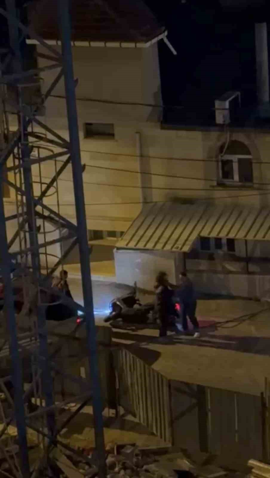 Pendik’te trafikte korku dolu anlar: Sürücüye tokat attı, motoruna zarar verdi

