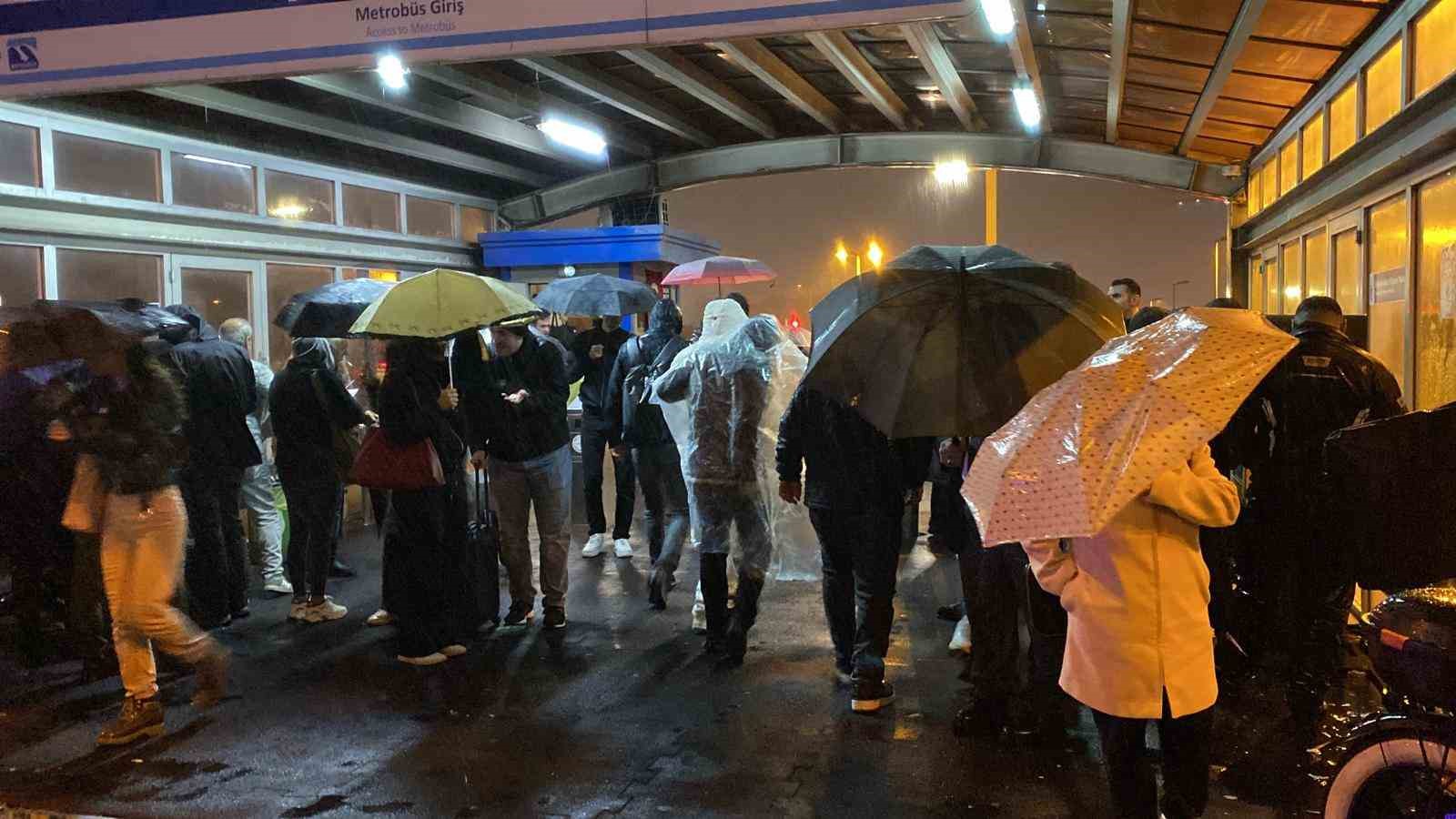 Perpa’da yağmura yakalanan vatandaşlar duraklara sığındı
