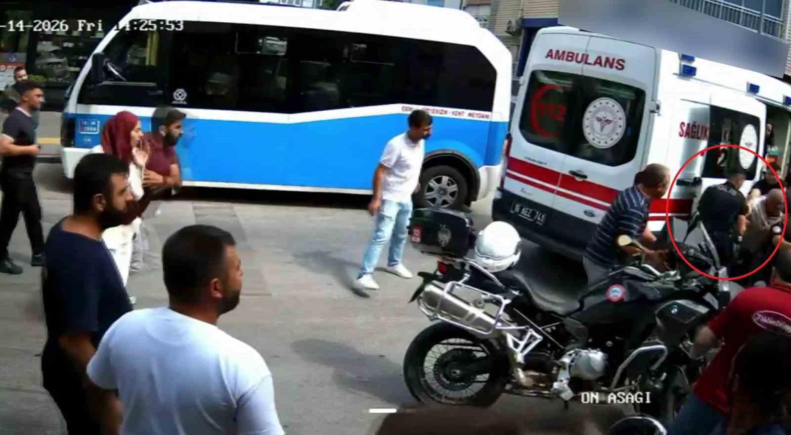 Polis bıçağı elinden aldı, faciayı önledi
