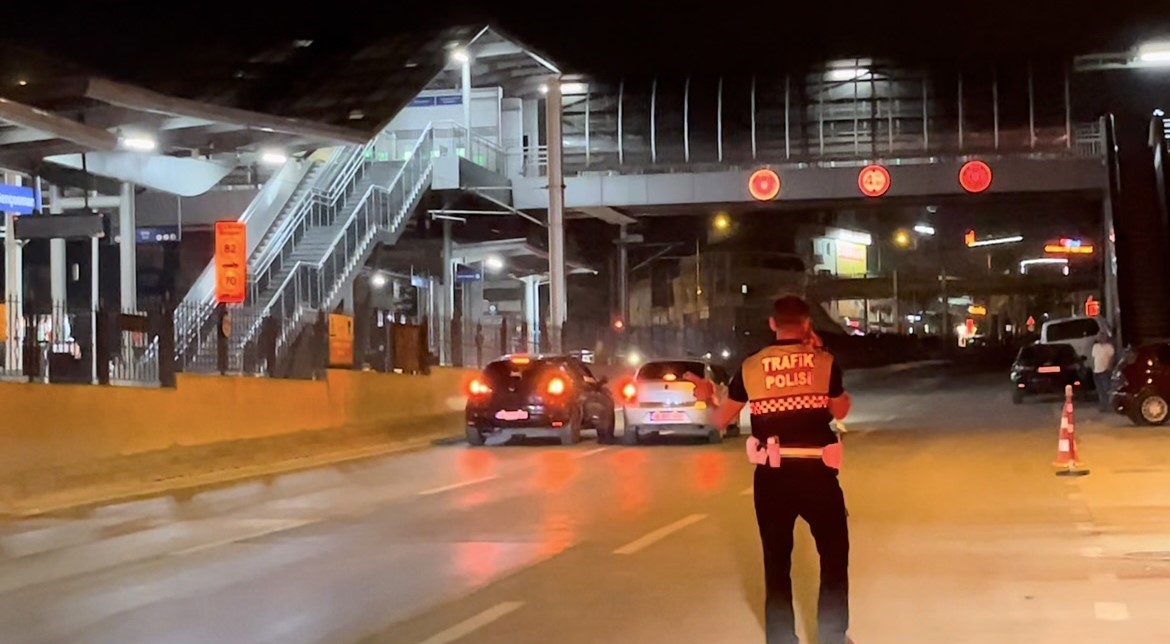 Polisin gözü önünde müşterinin otomobiliyle trafiği tehlikeye attı
