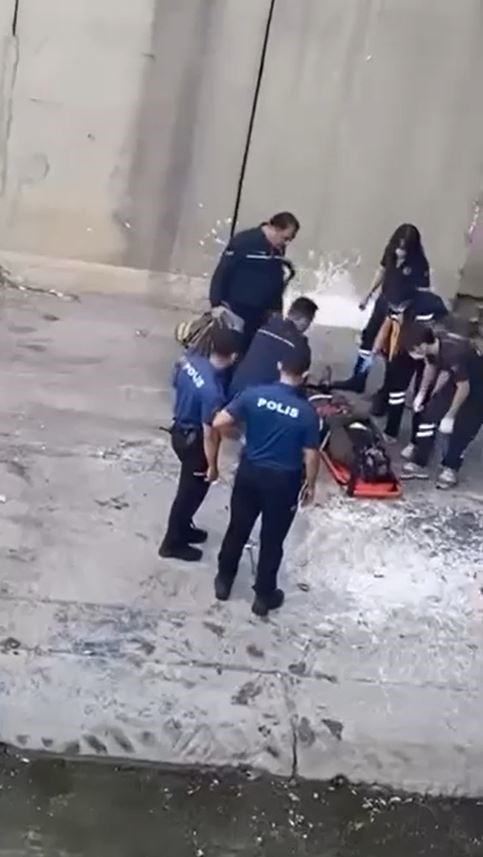 Polisten kaçan kadın dereye atladı, ayağını kırarak hastanelik oldu; o anlar kamerada
