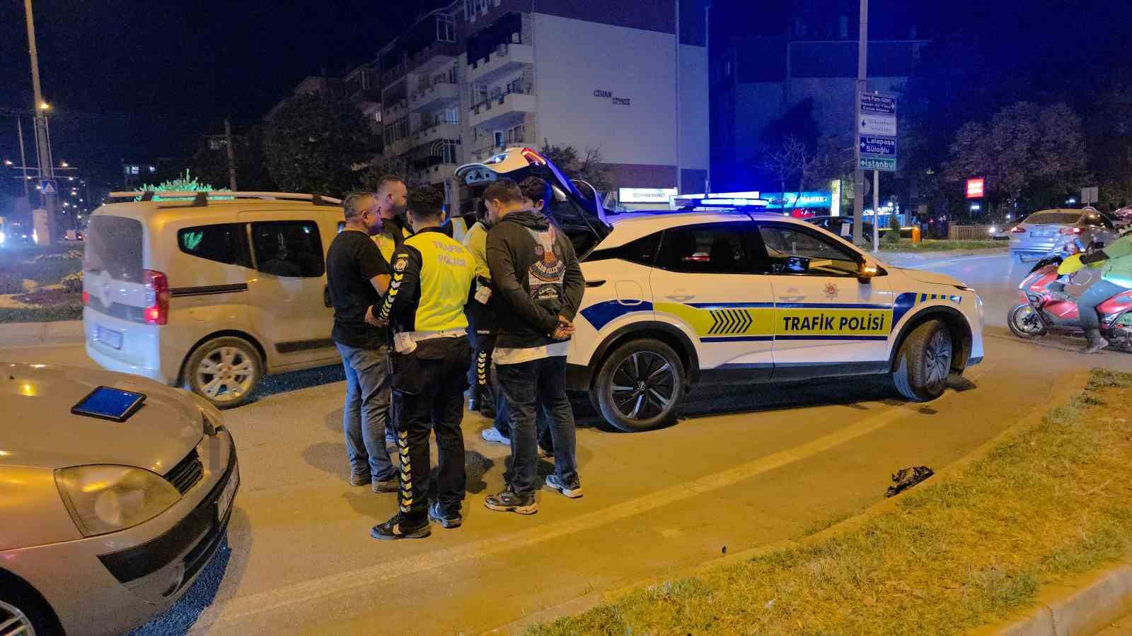Polisten kaçan motosiklet sürücüsü otomobile çarptı
