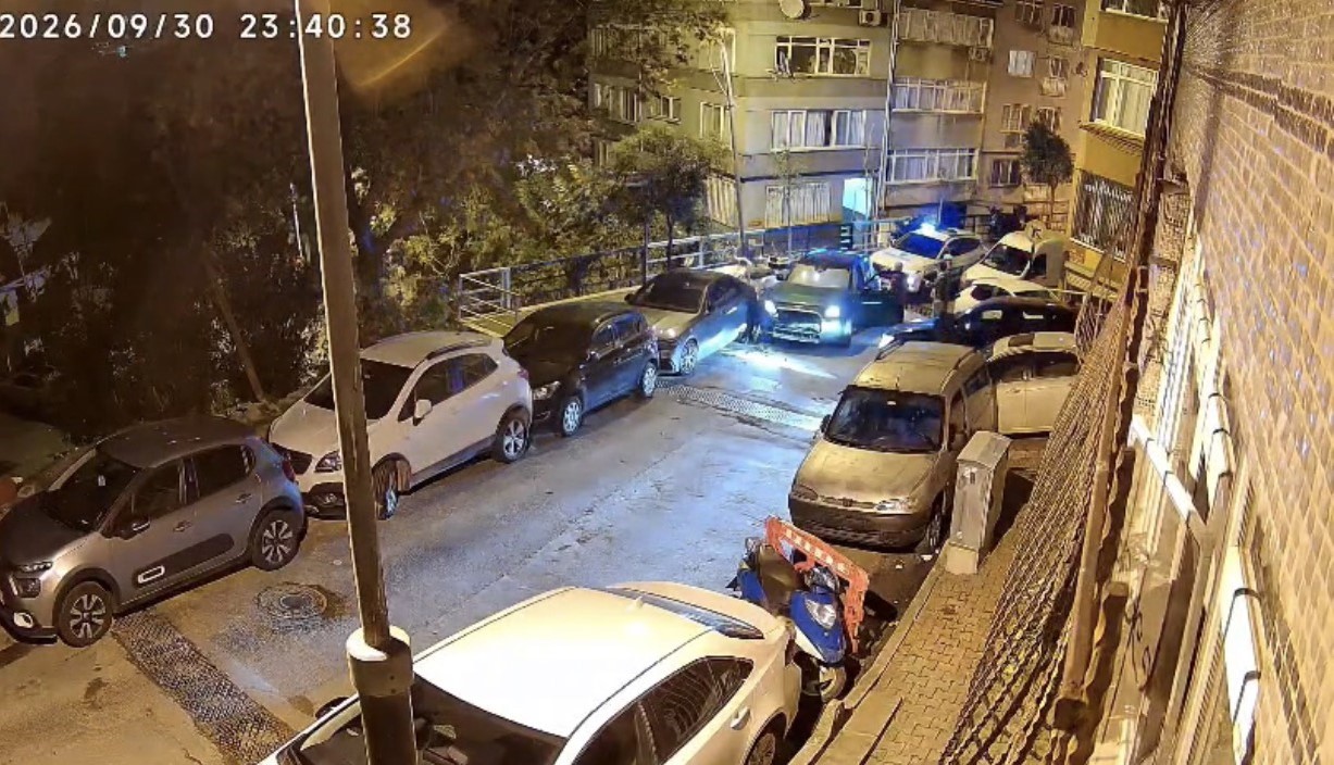 Polisten kaçan TV programcısı Deniz Türkeri kaza yaptı: O anlar kamerada
