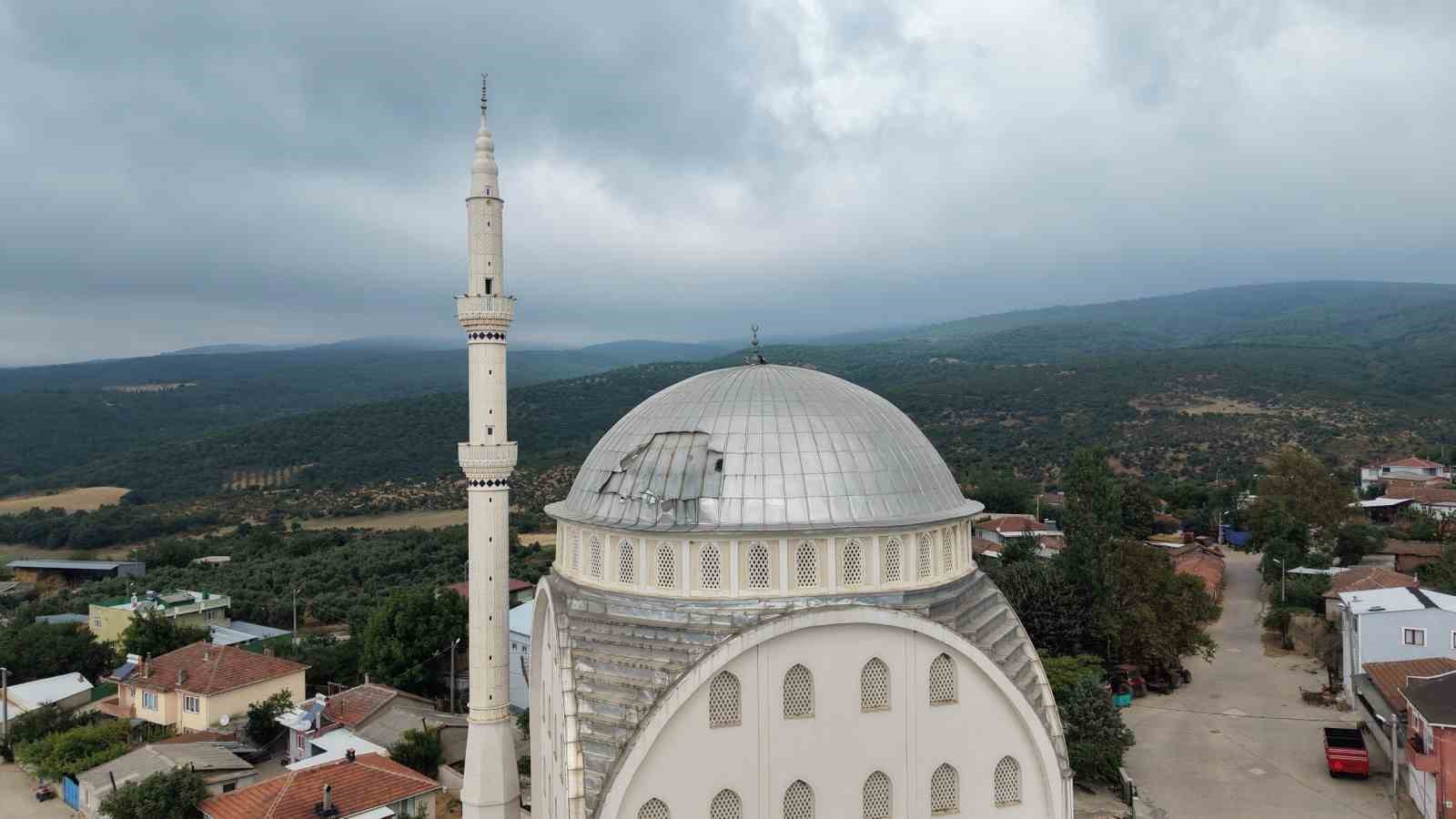 Poyraz, caminin kubbesini uçurdu
