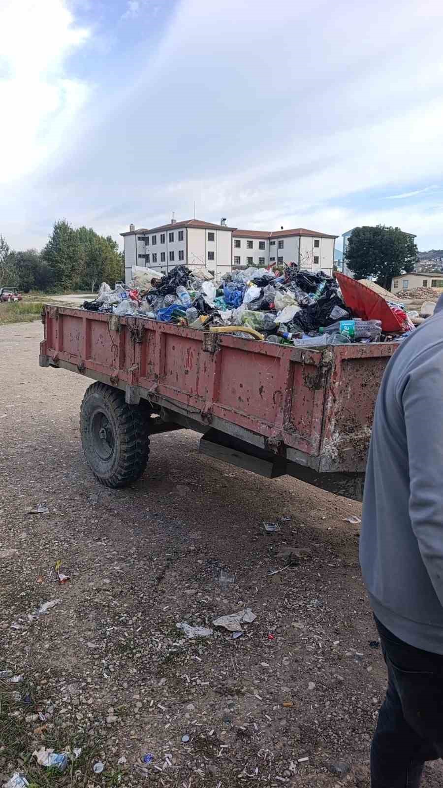 Sakarya Nehri kıyısından 1 günde 1 römork atık toplandı
