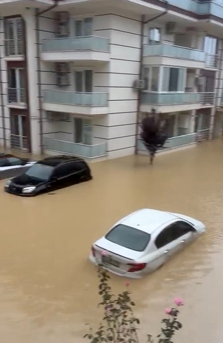 Sakarya’da dereler taştı, evleri su bastı
