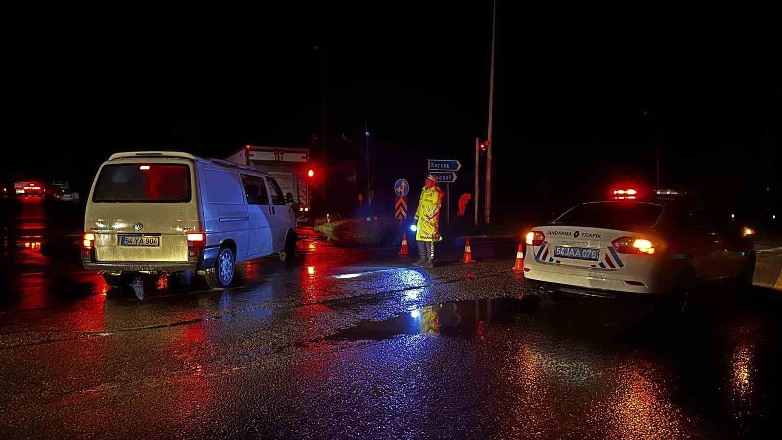 Sakarya’da şiddetli yağışta D-650’de ulaşım durdu, araçlar mahsur kaldı
